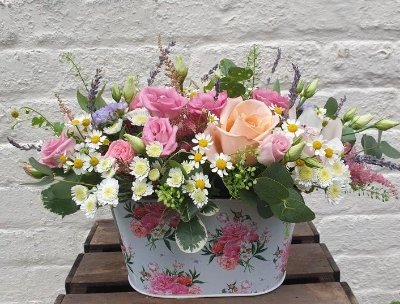 Refreshing spring floral tin