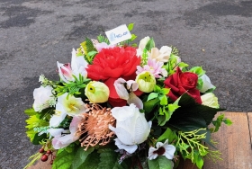 Summer grave posy